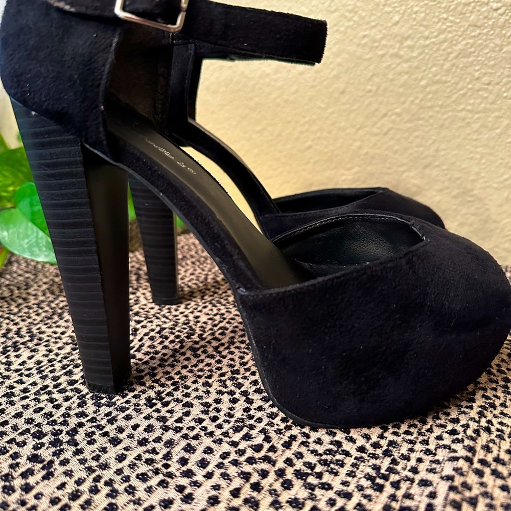 Super cute heels!